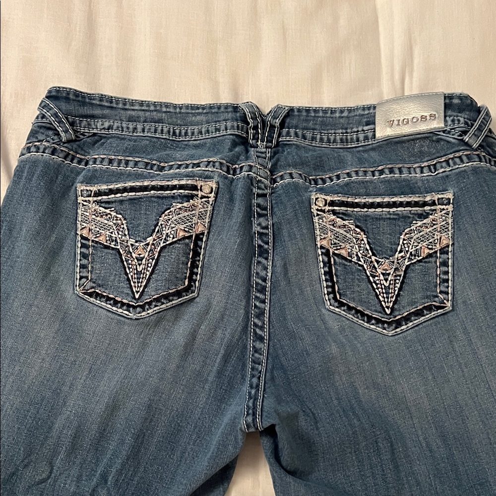 Vigoss Chelsea Capri Jeans with Embroidered Pockets and crystal rivets
